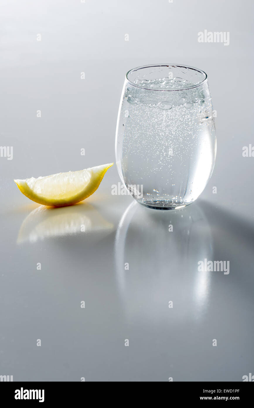 L'acqua gassata in vetro con il limone Foto Stock