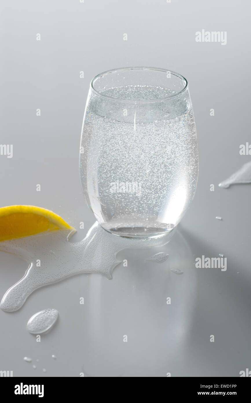 L'acqua gassata in vetro con il limone Foto Stock