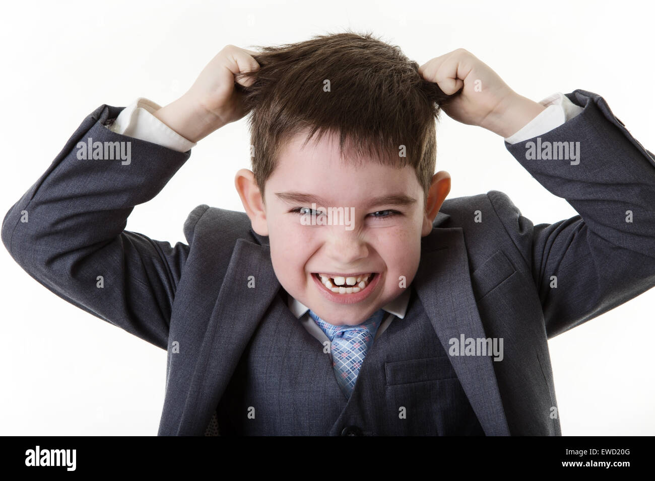 Young business persona tira fuori i suoi capelli dopo una dura giornata di lavoro Foto Stock