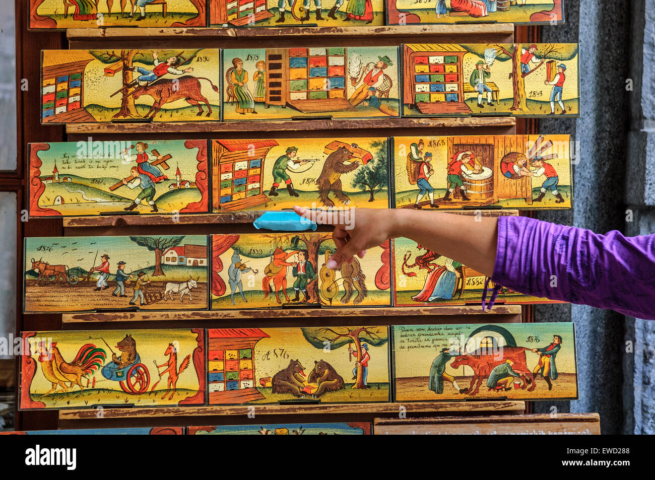 Tradizionali sloveni alveare dipinte di pannelli per la vendita. Lubiana. La Slovenia Foto Stock