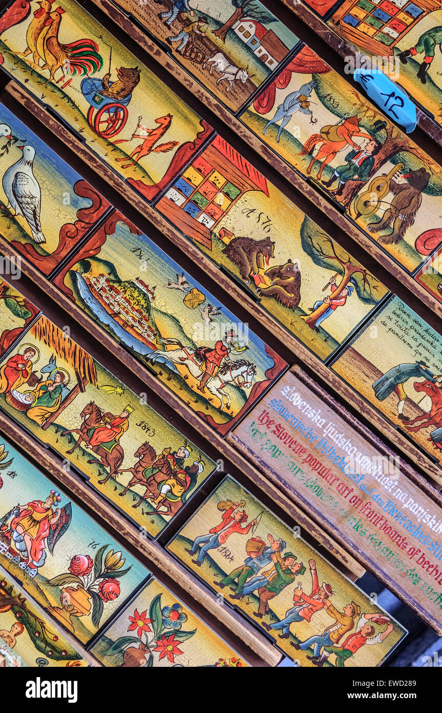 Tradizionali sloveni alveare dipinte di pannelli per la vendita. Lubiana. La Slovenia Foto Stock