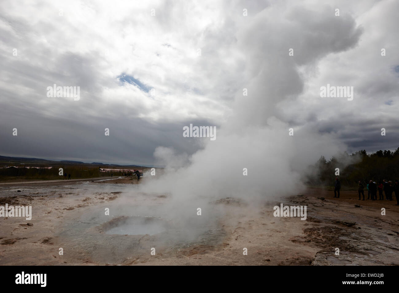 Strokkur geyser che erutta a geyser sito geotermico Geysir Islanda Foto Stock