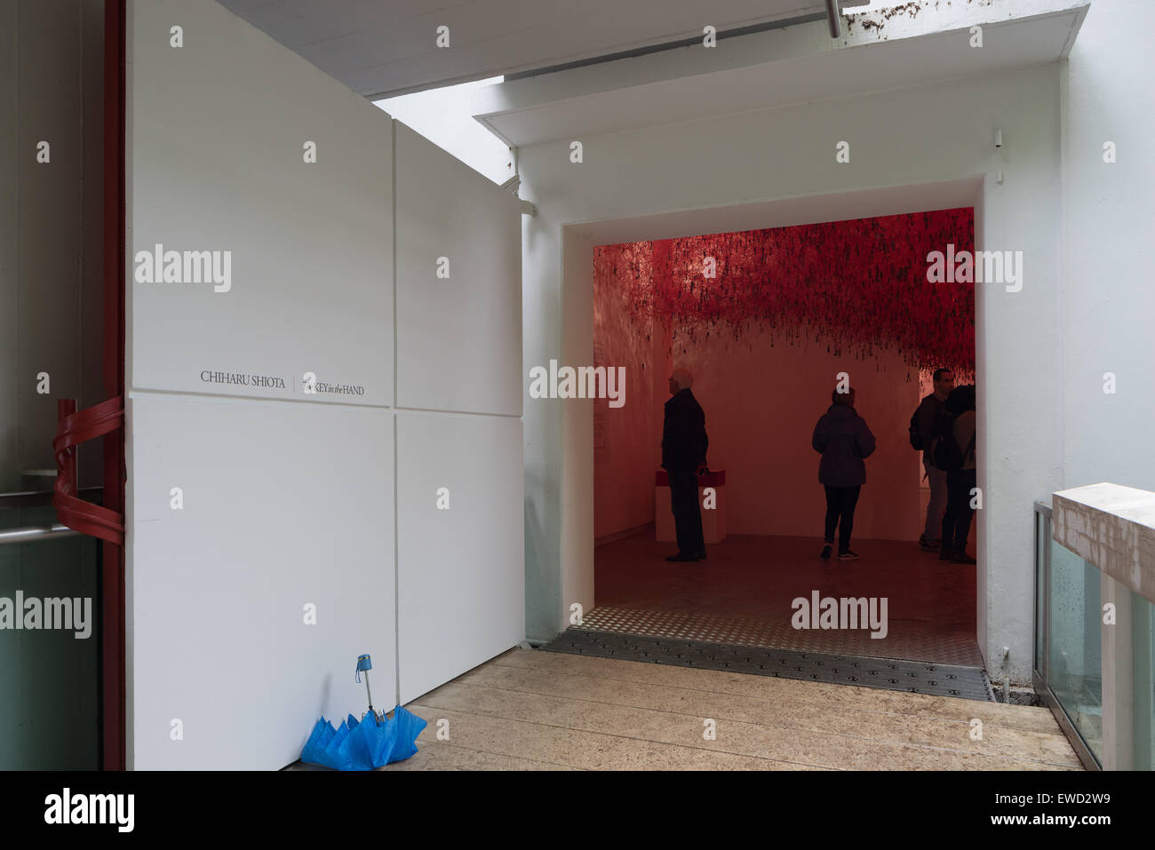 Padiglione giapponese al 2015 Biennale di Venezia. Chiave in mano, Chiharu Shiota. Foto Stock