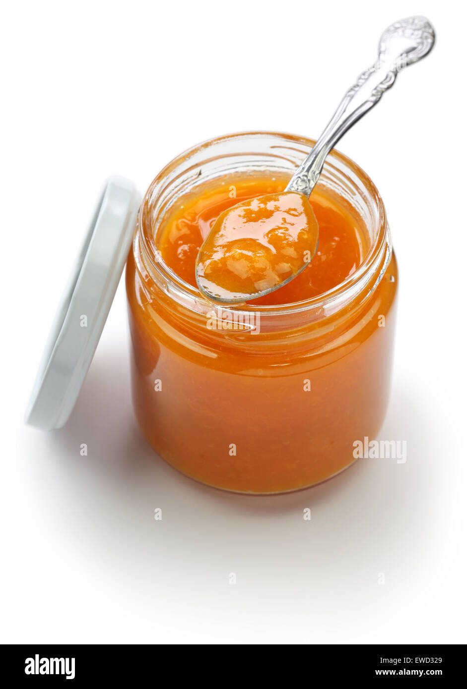 La marmellata di albicocca fatta in casa isolata su sfondo bianco Foto Stock