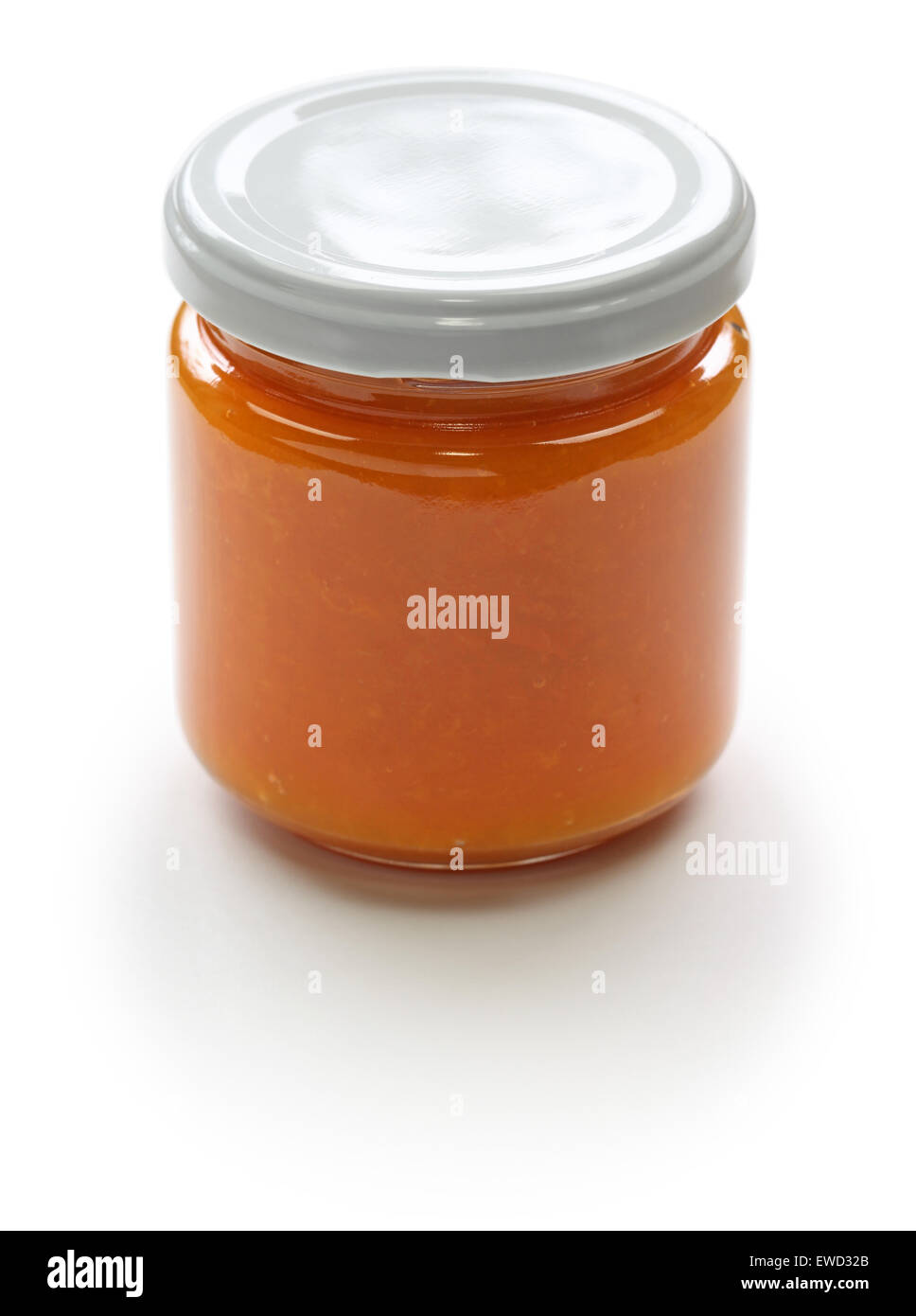 La marmellata di albicocca fatta in casa isolata su sfondo bianco Foto Stock