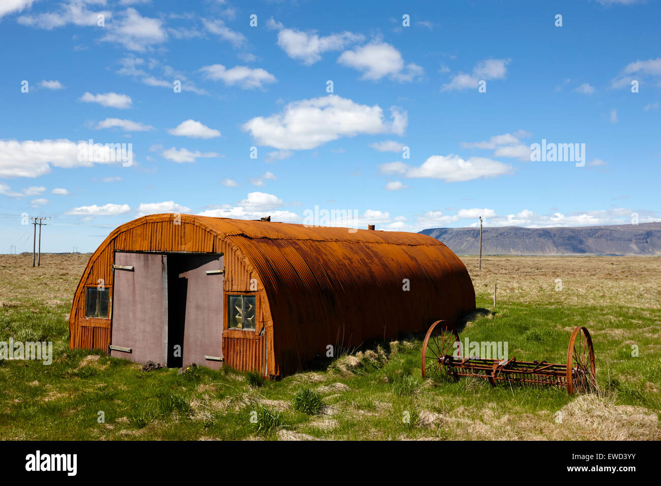 Vecchia ruggine nissen hut dependance su terreni agricoli a hraungerdi sud dell'Islanda Foto Stock