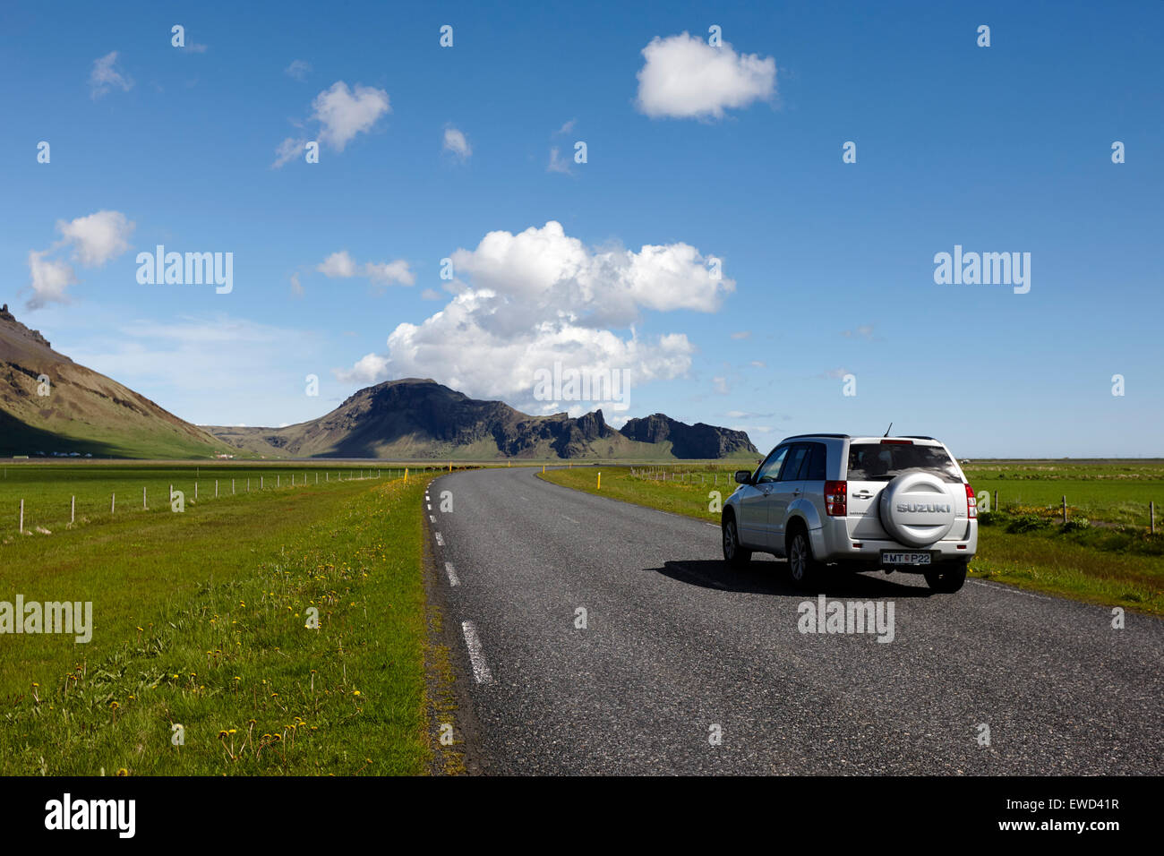 Ingaggiato turistico 4x4 veicolo in marcia la tangenziale lungo la costa meridionale dell'Islanda in estate Foto Stock