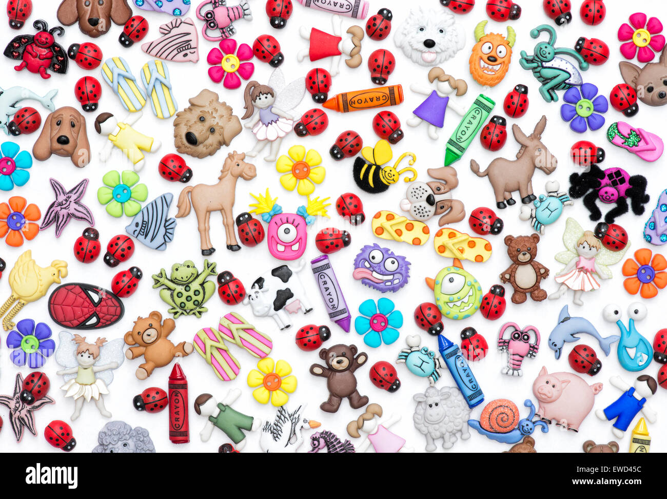 Pulsanti per bambini, badge e giocattoli di plastica modello su sfondo bianco Foto Stock