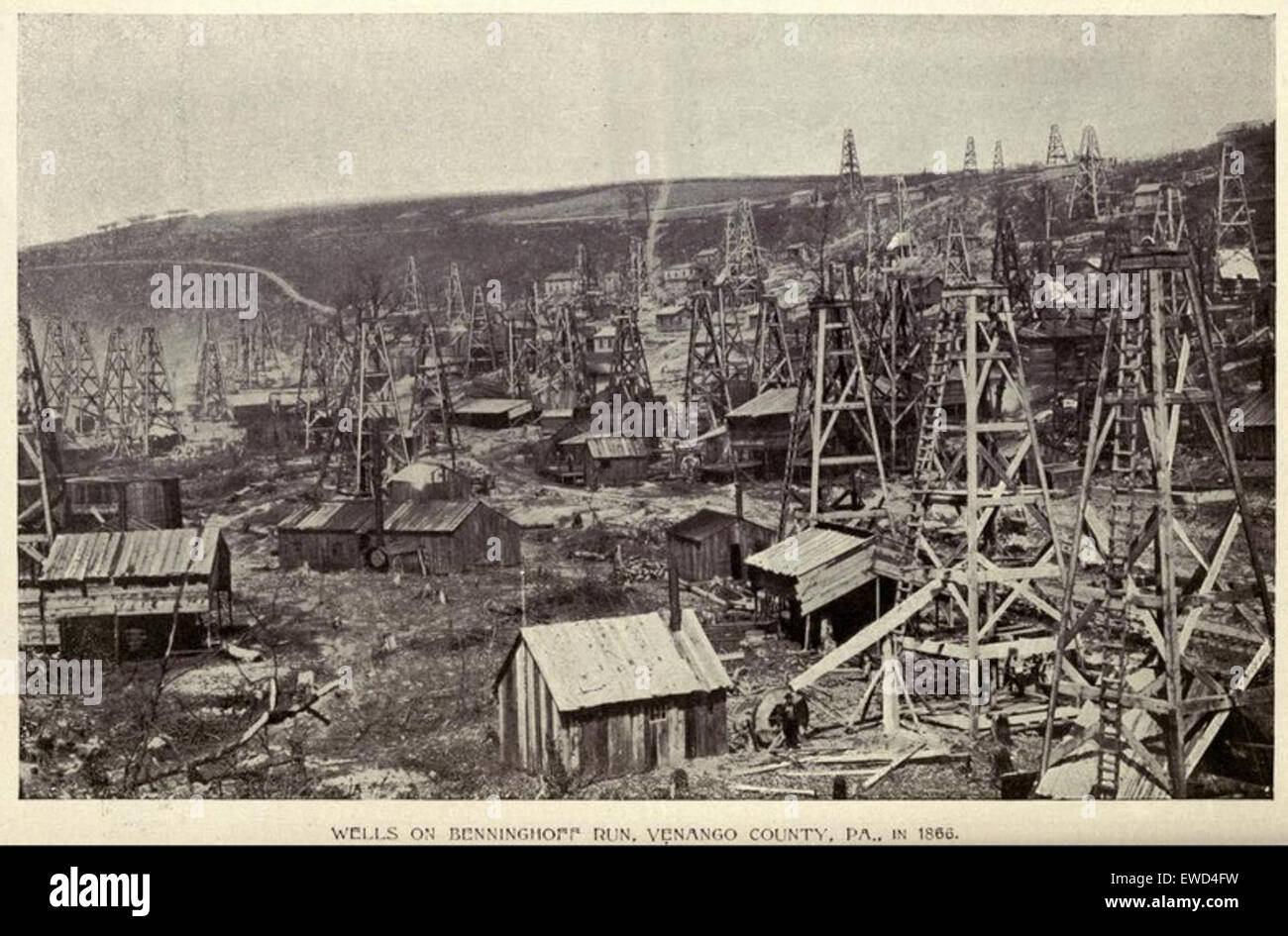 Questa fotografia storica del 1902 cattura la corsa al petrolio nella contea di Venango, Pennsylvania, del 1866, che mostra i primi giorni dell'industria petrolifera americana. L'immagine mette in evidenza l'atmosfera vivace e lo sviluppo industriale durante questo momento cruciale della storia degli Stati Uniti. Foto Stock