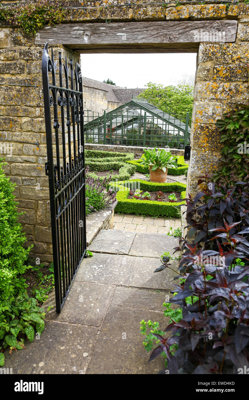 I giardini di Bourton House Bourton sulla collina Glousestershire England Regno Unito Foto Stock