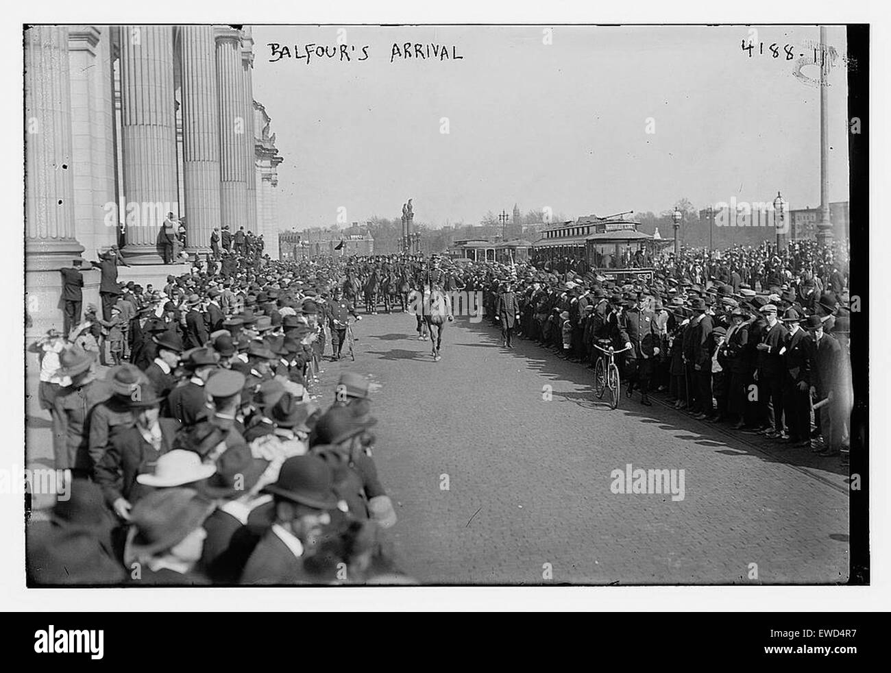 Questo dipinto storico raffigura l'arrivo di Arthur Balfour, una figura politica britannica di spicco, che segna un evento significativo nella politica britannica dei primi anni del XX secolo. La scena cattura l'importanza dell'occasione e il suo contesto politico. Foto Stock