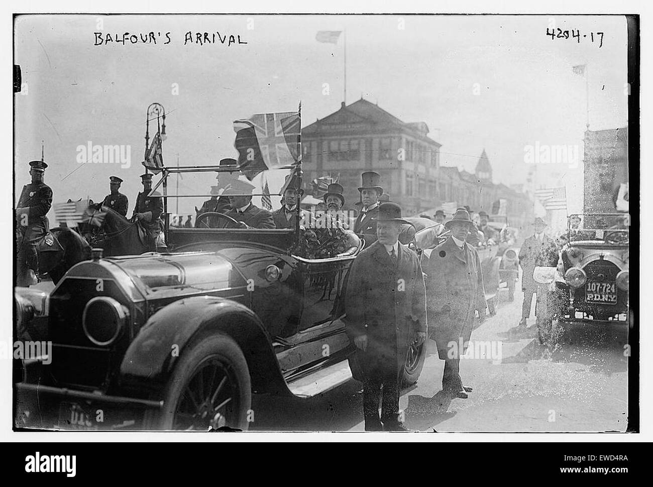 Una fotografia che cattura l'arrivo di Arthur Balfour, una figura chiave nella politica britannica. L'immagine risale probabilmente all'inizio del XX secolo e mostra il leader politico che viene accolto dai funzionari al suo arrivo in un luogo importante. Foto Stock