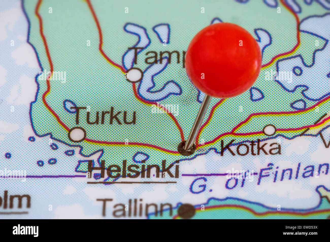Close-up di una puntina rossa su una mappa di Helsinki, Finlandia Foto Stock