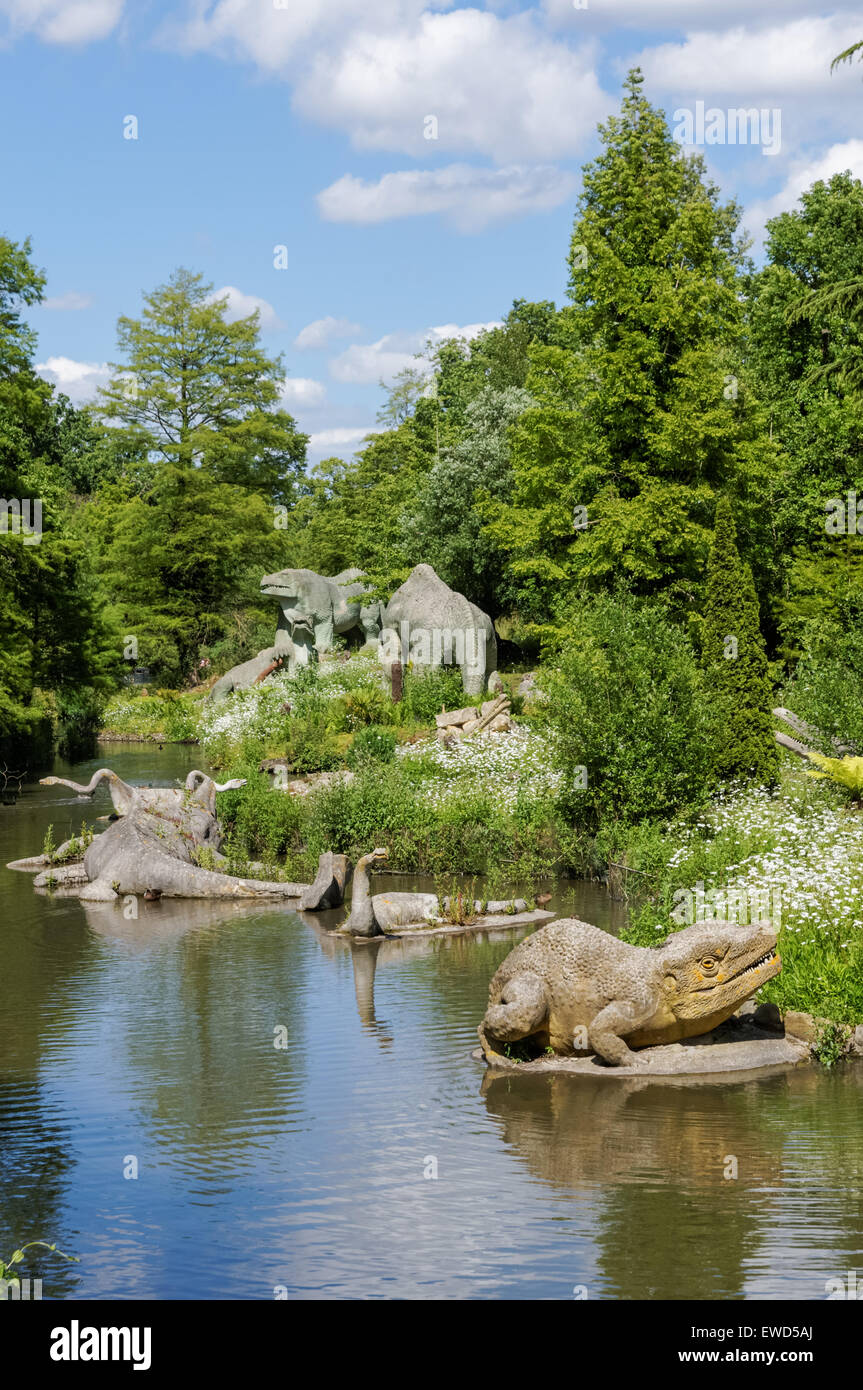 Crystal Palace Park, sculture di dinosauri, Londra Inghilterra Regno Unito Foto Stock