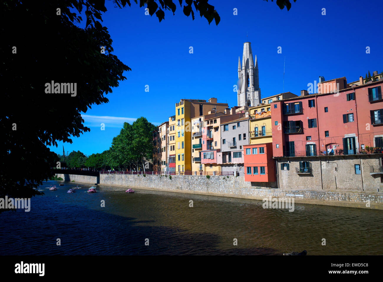 Gli edifici lungo il fiume Onyar, Girona, Catalogna, Spagna Foto Stock