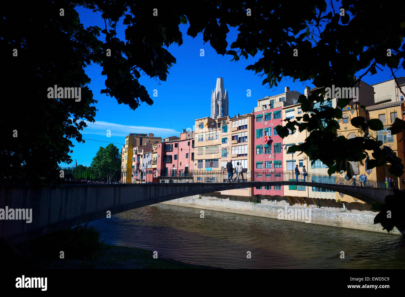 Gli edifici lungo il fiume Onyar, Girona, Catalogna, Spagna Foto Stock