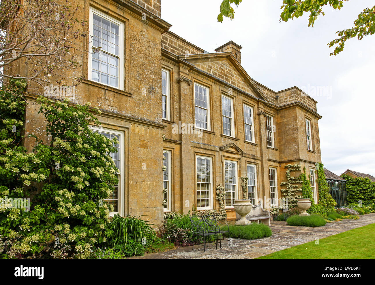 I giardini di Bourton House Bourton sulla collina Glousestershire England Regno Unito Foto Stock