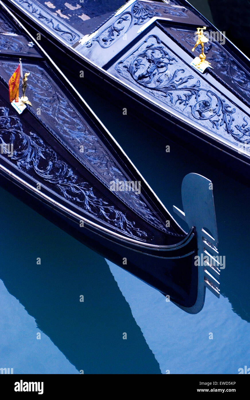 Approfondimenti su una gondola veneziana nel canale Foto Stock