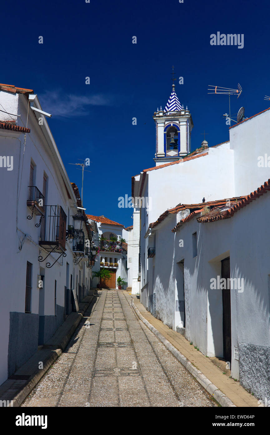 Un villaggio street a Los Marines, Sierra Morena, provincia di Huelva, Andalusia, Spagna Foto Stock