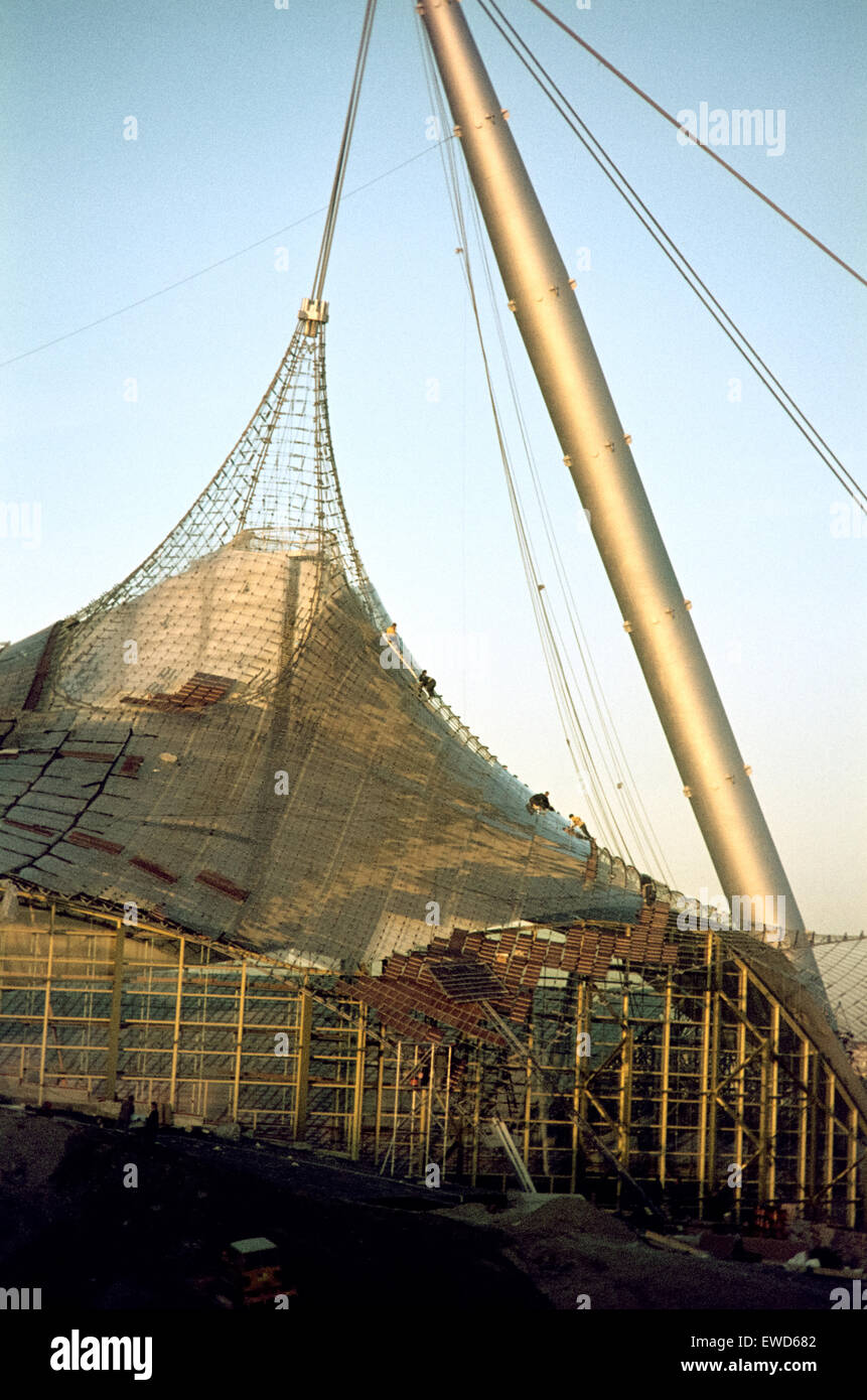 Il Parco Olimpico di Monaco di Baviera, per i Giochi Olimpici, in costruzione. Olympic Hall nel sole del pomeriggio. Montage des Schwimmhallendachs, 1971 Foto Stock