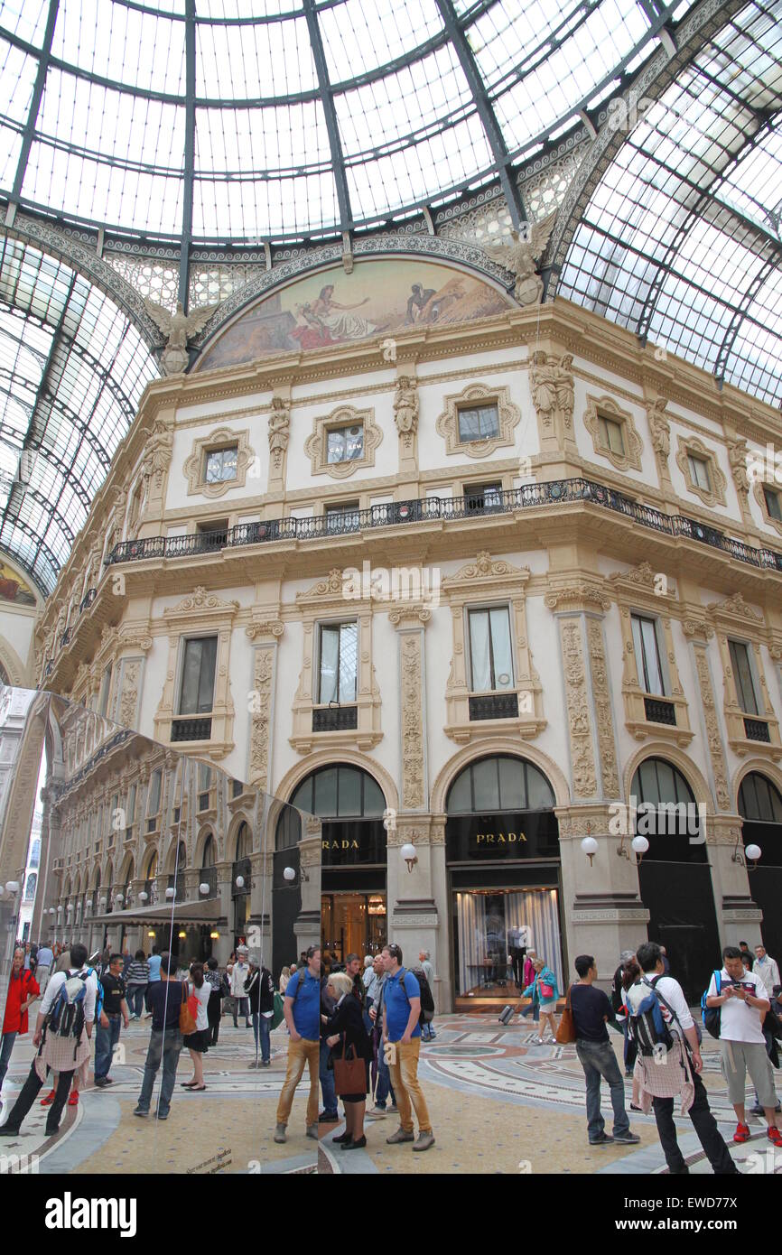 La gente in Galleria Vittorio Emanuele a Milano, Italia Foto Stock