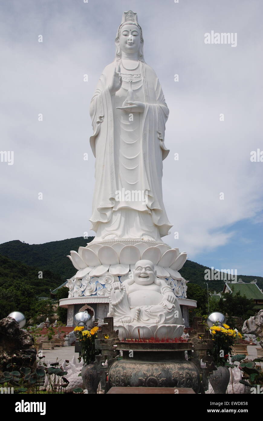 Maschio e femmina di buddha statue religiose pagoda mountain Foto Stock