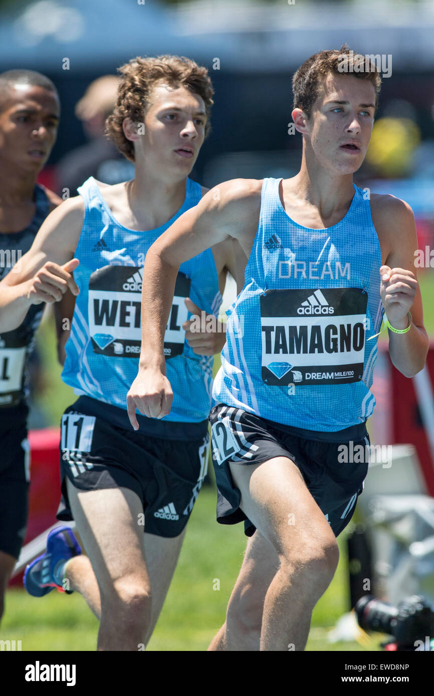 Austin Tamagno e Logan Wetzel competere nel Boys Dream 1 mile all'2015 Adidas NYC Diamond League Grand Prix Foto Stock