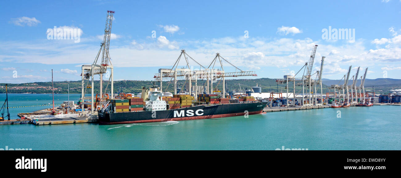 Porto di Koper Slovenia con nave container MSC Adriana ancorata sotto le gru di carico Foto Stock