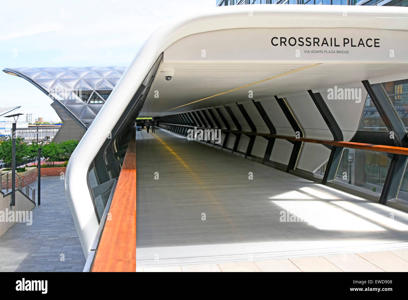 Edificio moderno tra cui disegni ponte pedonale che collega al nuovo posto Crossrail & Canary Wharf Crossrail stazione ferroviaria & roof garden Docklands di Londra REGNO UNITO Foto Stock
