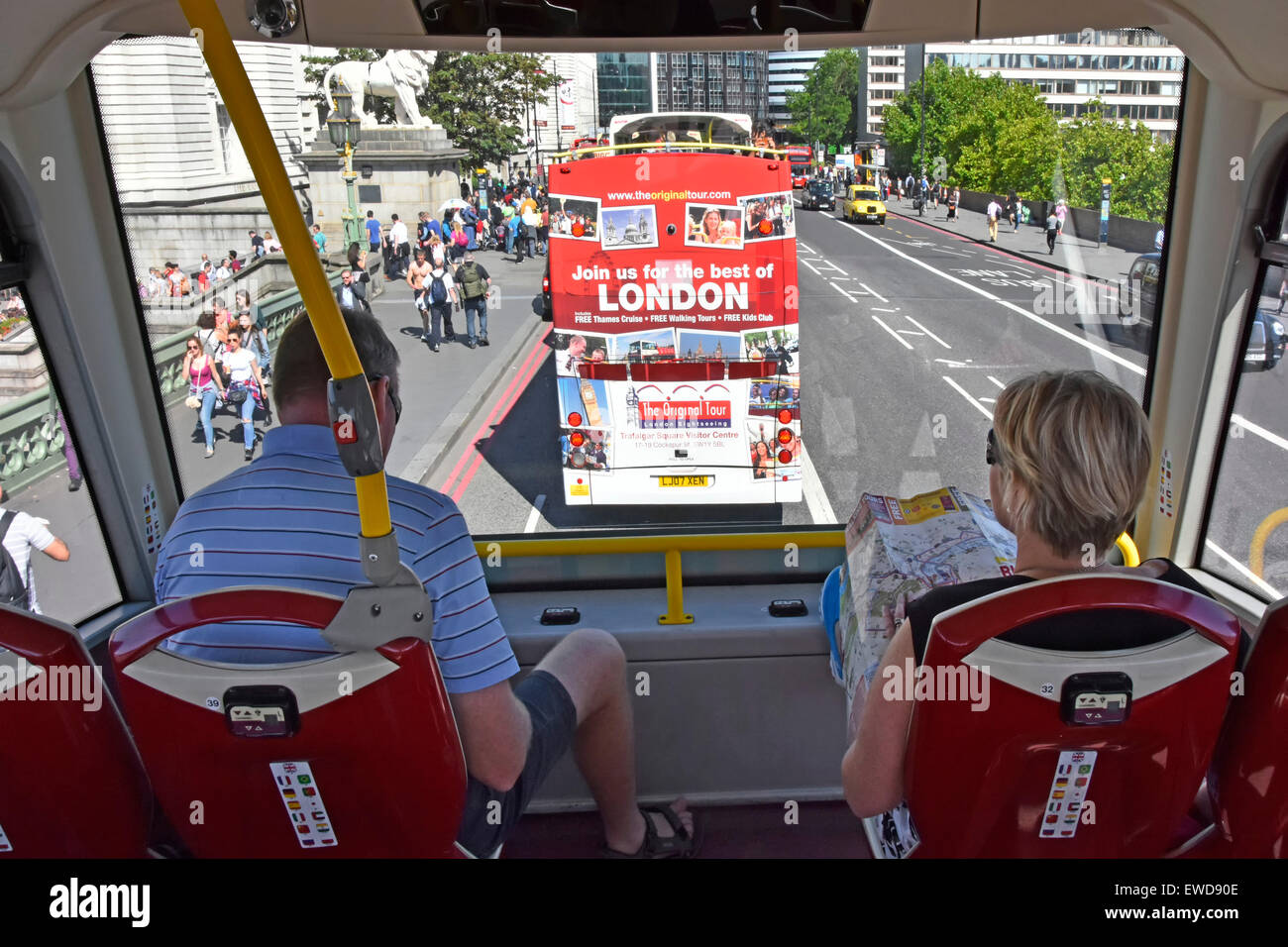 Detiene turistici Mappa seduta sedili anteriori sul piano superiore del tour bus attraversando il fiume Tamigi sul Westminster Bridge più tour bus davanti Londra Inghilterra REGNO UNITO Foto Stock