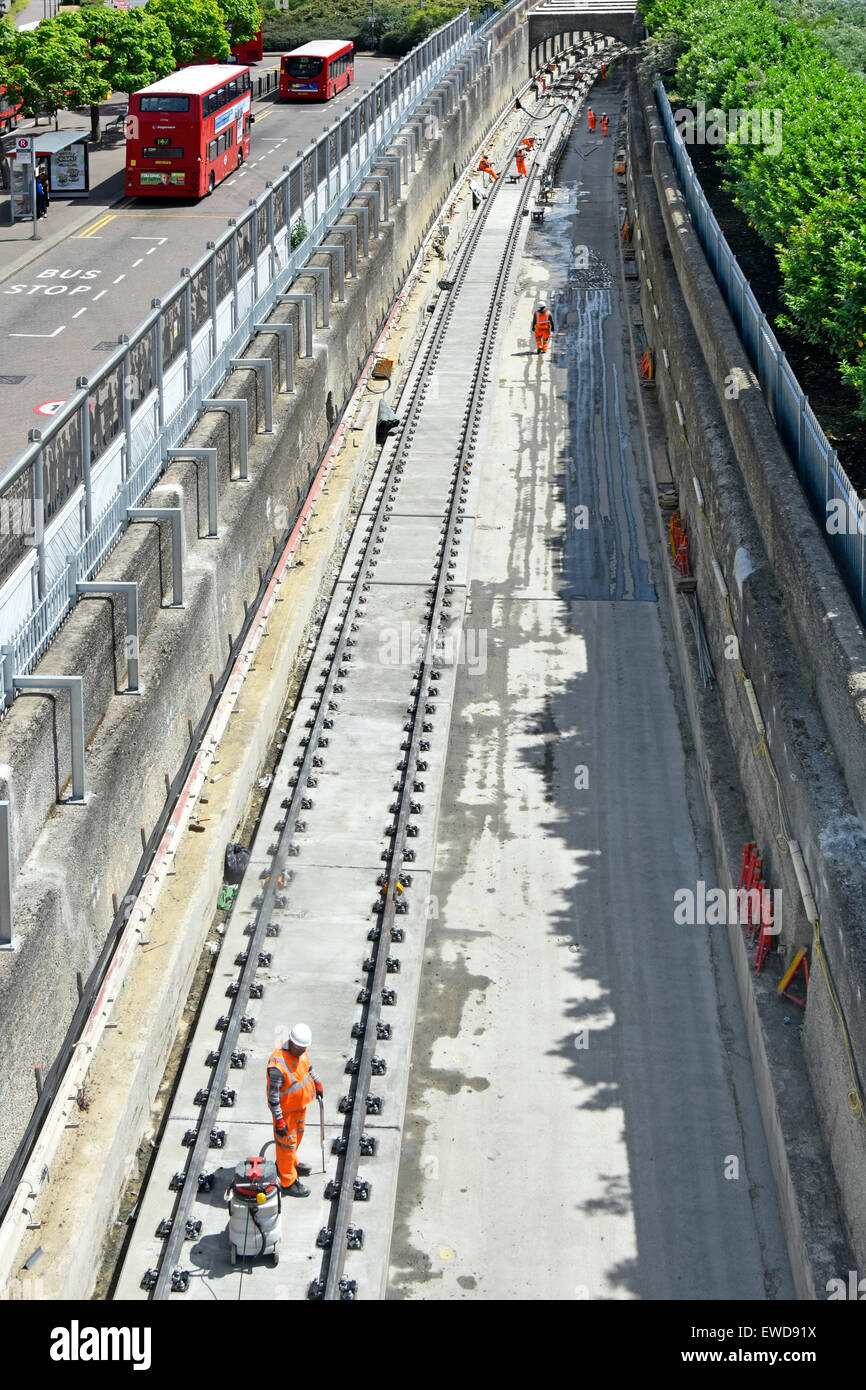 Crossrail nuovi binari del treno essendo prevista nel taglio profondo emergente dal tunnel sul Canary Wharf a Abbey Wood filiale denominata linea di Elizabeth Foto Stock