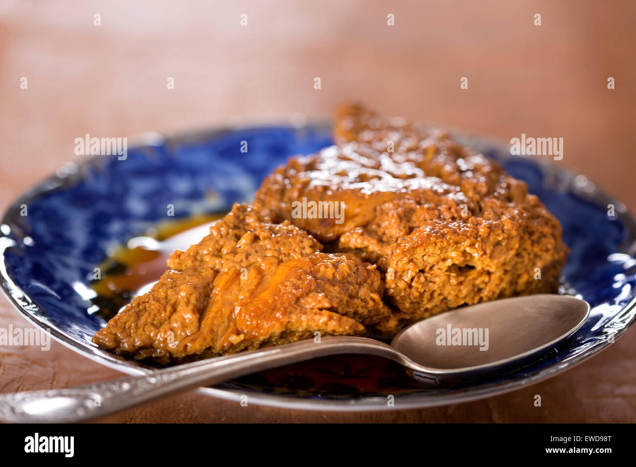 Il francese creme caramel dessert flan o su una piastra di colore blu Foto Stock