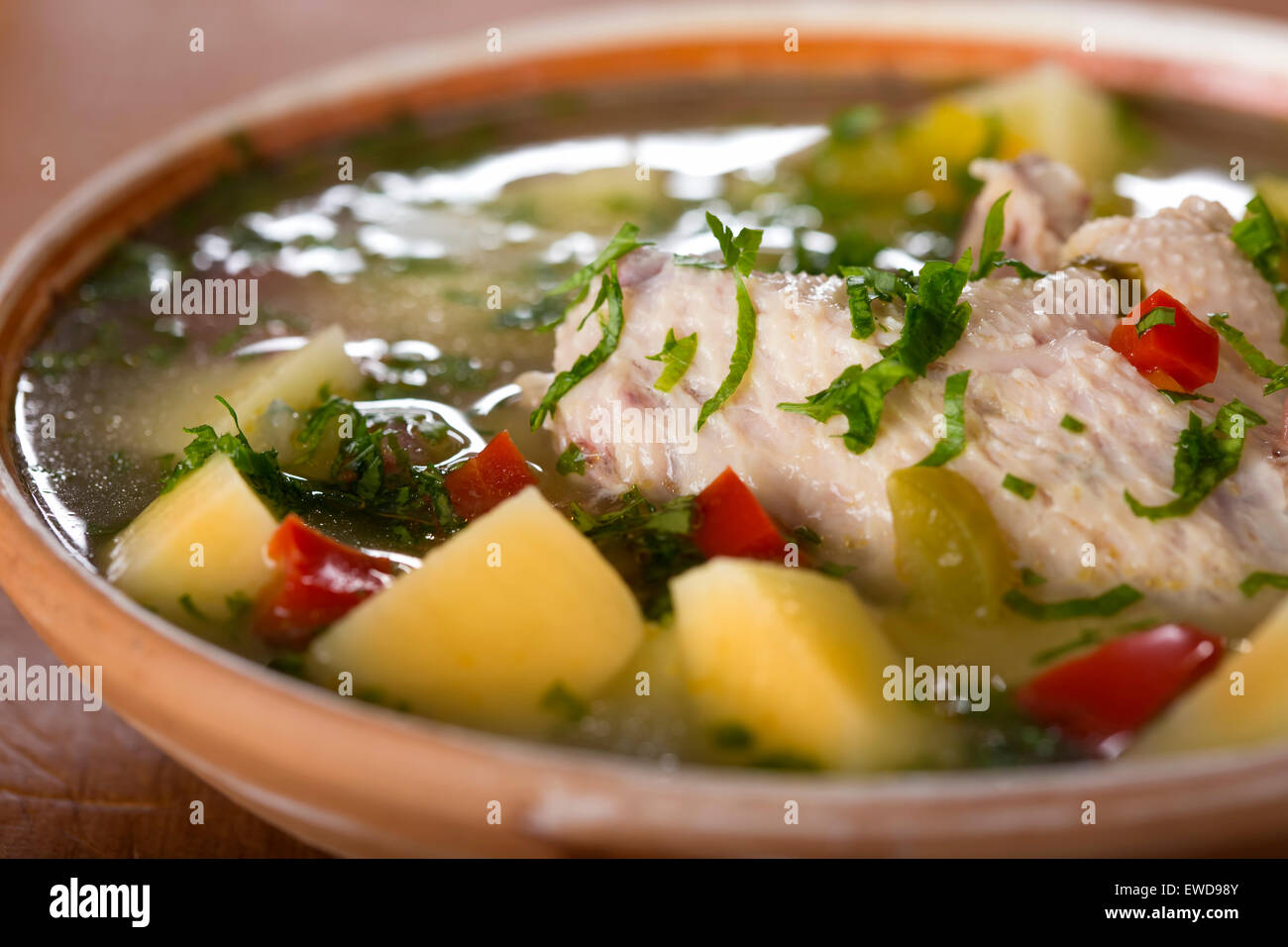 In prossimità di alcuni ciotola di zuppa di pollo con verdure Foto Stock
