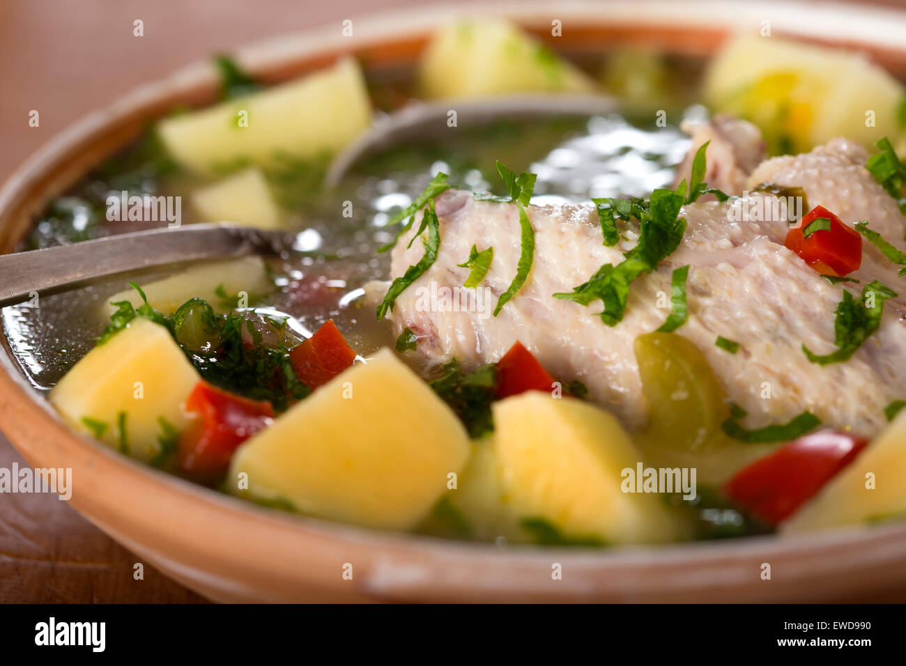 In prossimità di alcuni ciotola di zuppa di pollo con verdure e cucchiaio Foto Stock