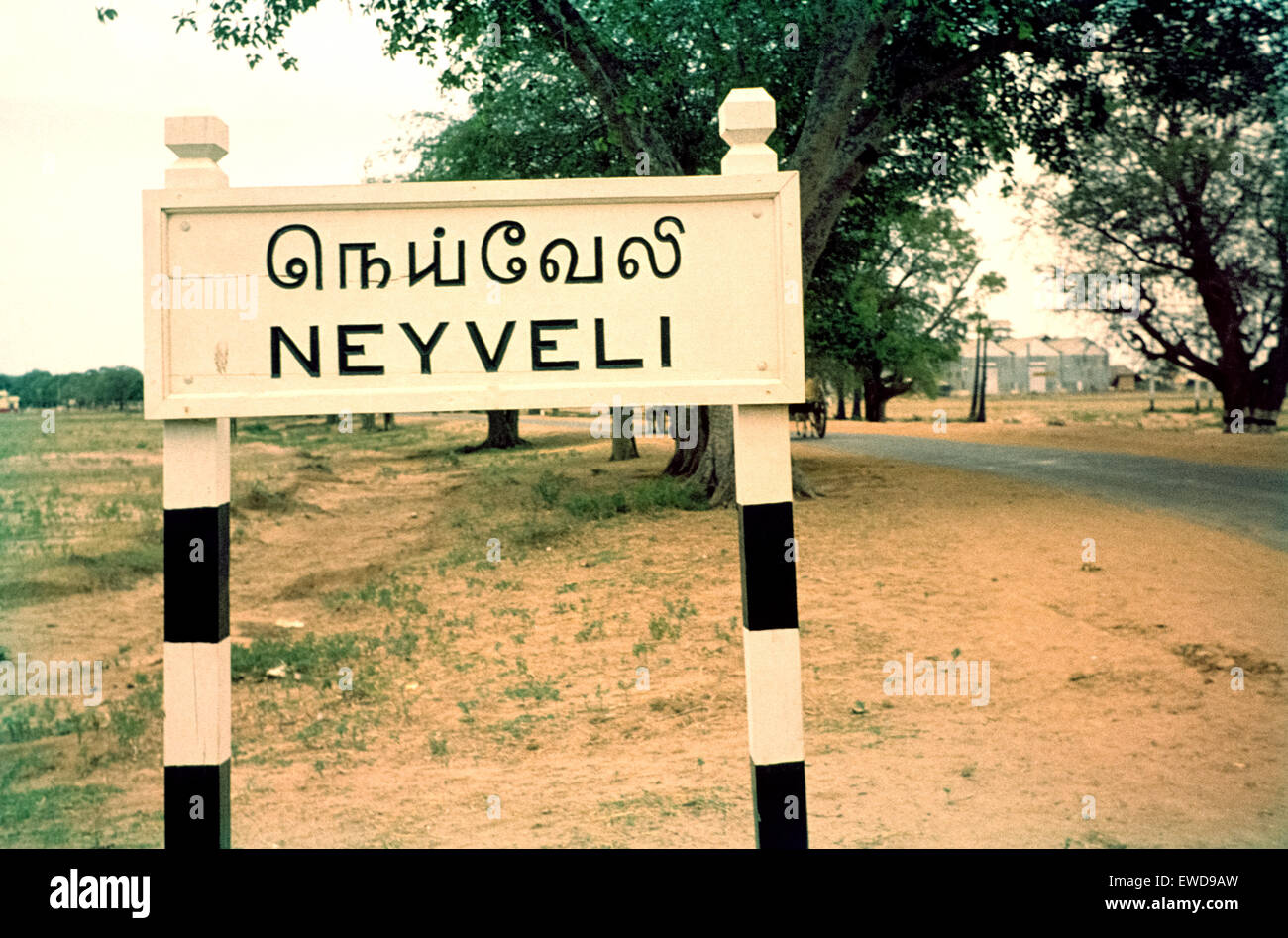 Ortsschild von Neyveli, Tamil Nadu, 1962. In Neyveli entstand eine Fabrik mit Mitteln der Entwicklungshilfe. Nome del placeename Foto Stock