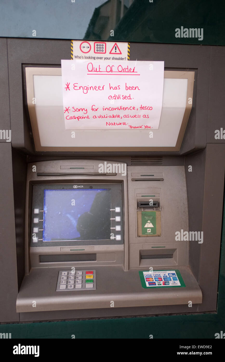 Un ingegnere è stato chiamato per riparare una busted ATM foro nel muro macchina banca, 5 giugno 2015 Foto Stock
