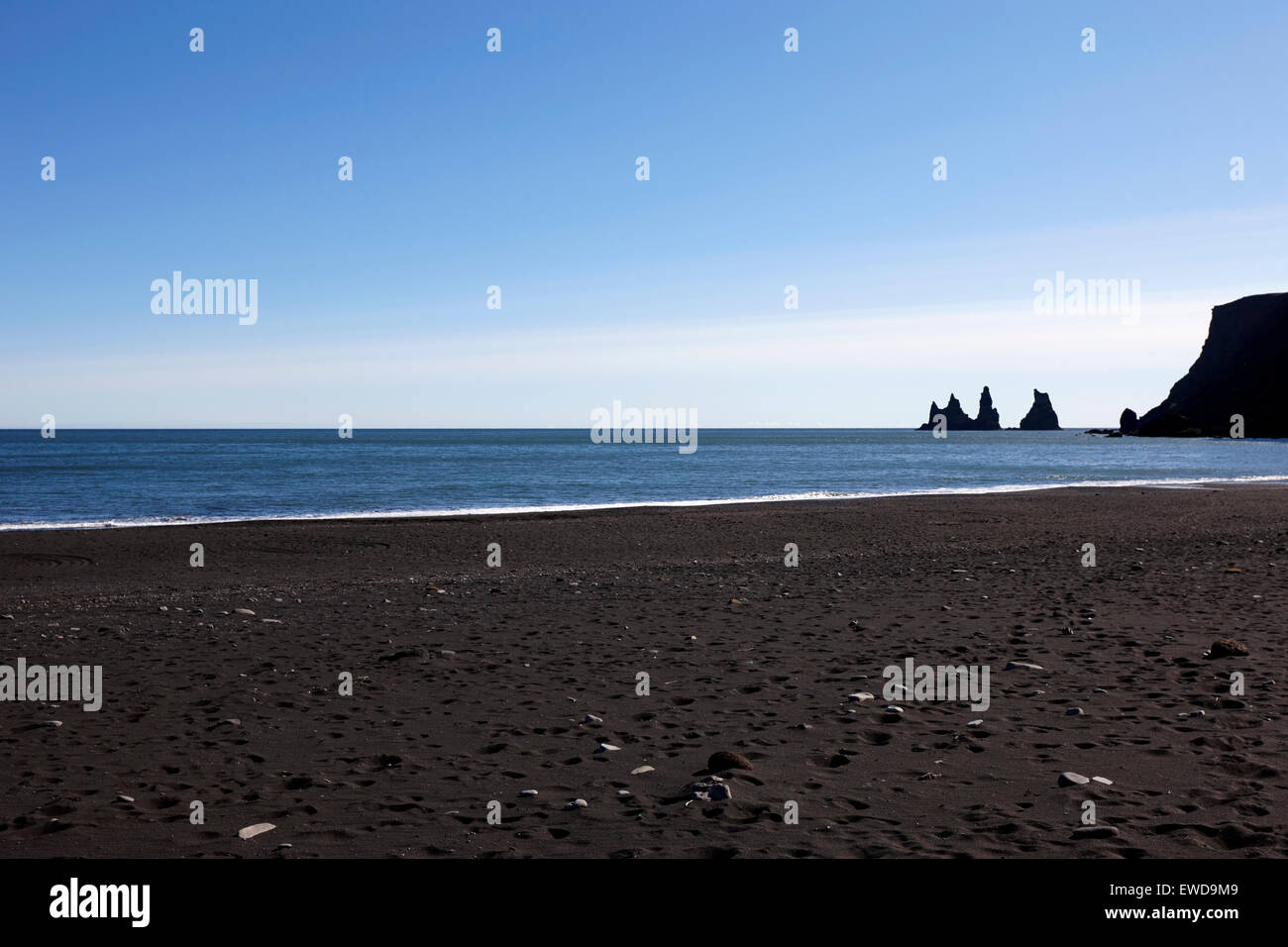 Sabbia nera spiaggia di vik e Vik mi Myrdal Islanda Foto Stock