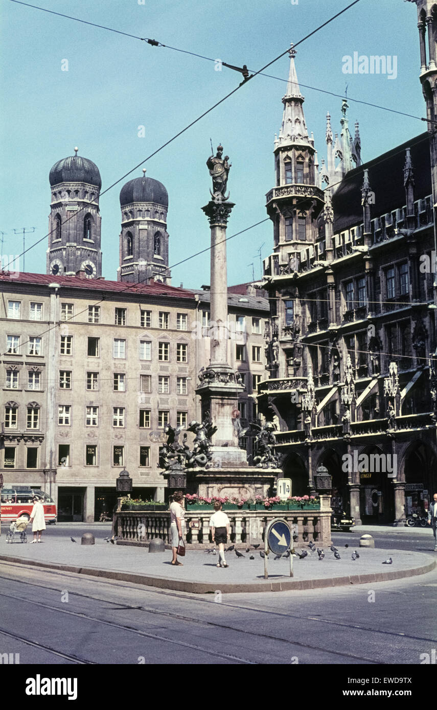 Marienplatz mit Mariensäule nella metà degli anni sessanta Mariensäule am Münchner Marienplatz un ihrem alten Standort Foto Stock