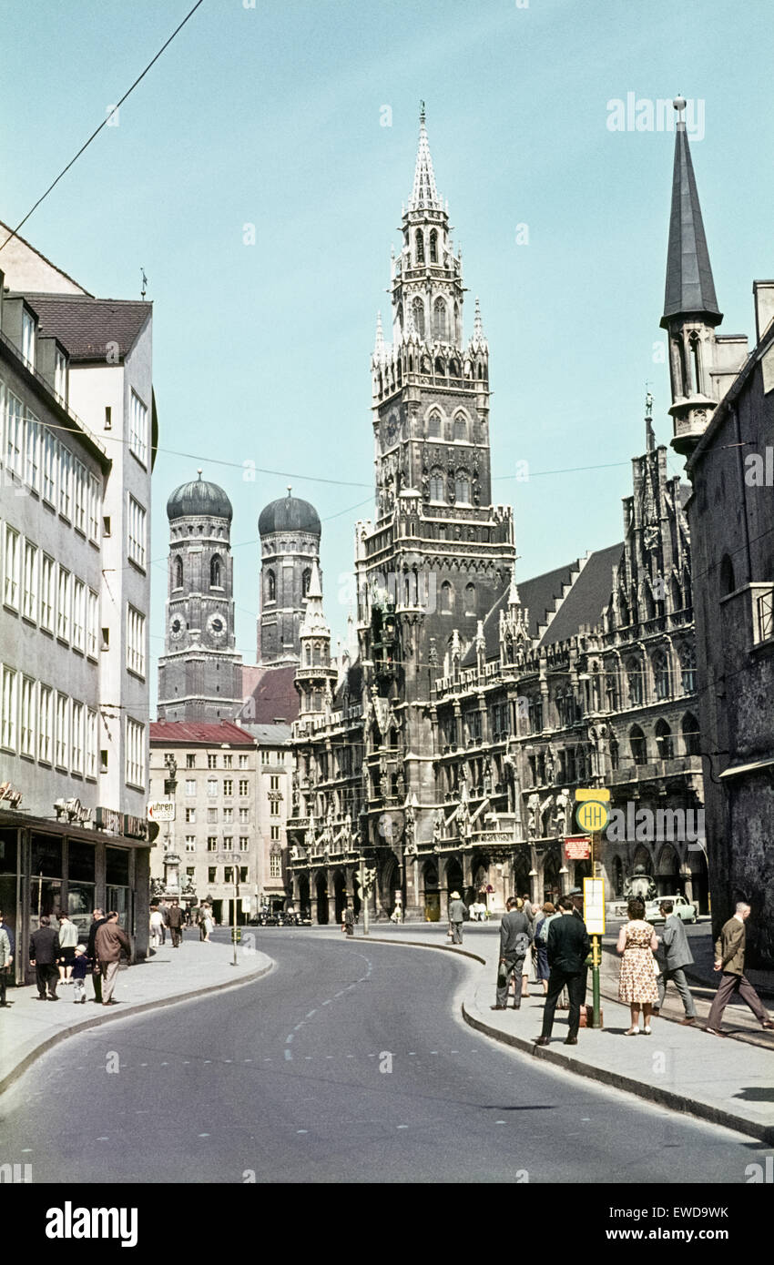 Marienplatz con la Mariensäule nella metà degli anni sessanta prima della costruzione del Monaco di Baviera S- Bahn e dell'U-Bahn Foto Stock
