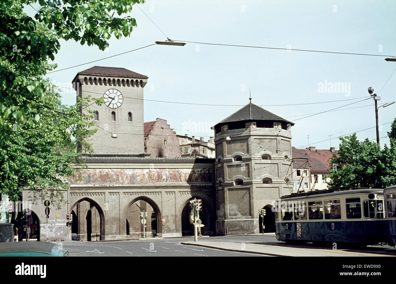 La Isartor di Monaco di Baviera a metà degli anni sessanta 1965 Das Isartor von München in den Sechzigern Foto Stock
