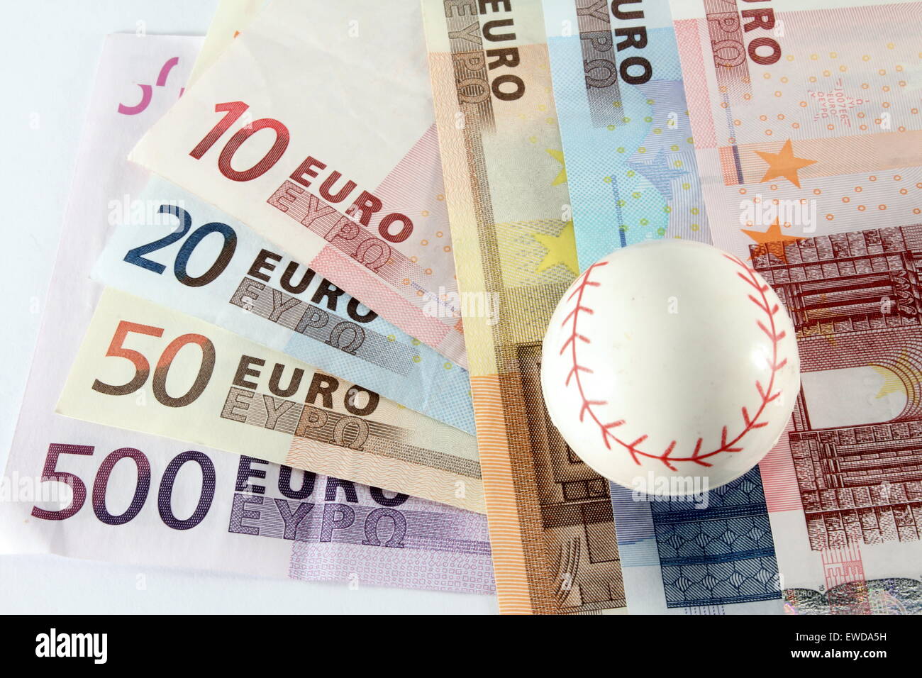 Delle banconote in euro, come l'impegno nello sport, utilizzare un pallone di baseball. Foto Stock