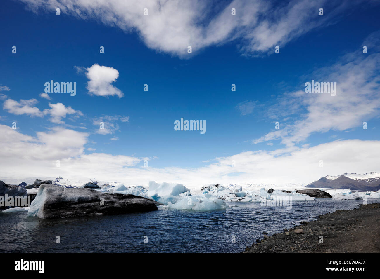 Bianco e nero iceberg galleggianti in Jokulsarlon laguna glaciale Islanda Foto Stock