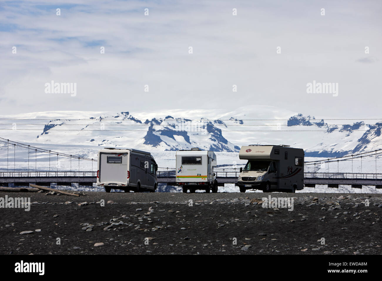 Camper parcheggiato a lato della strada sotto il ghiacciaio Breiðamerkurjökull Jokulsarlon Islanda Foto Stock