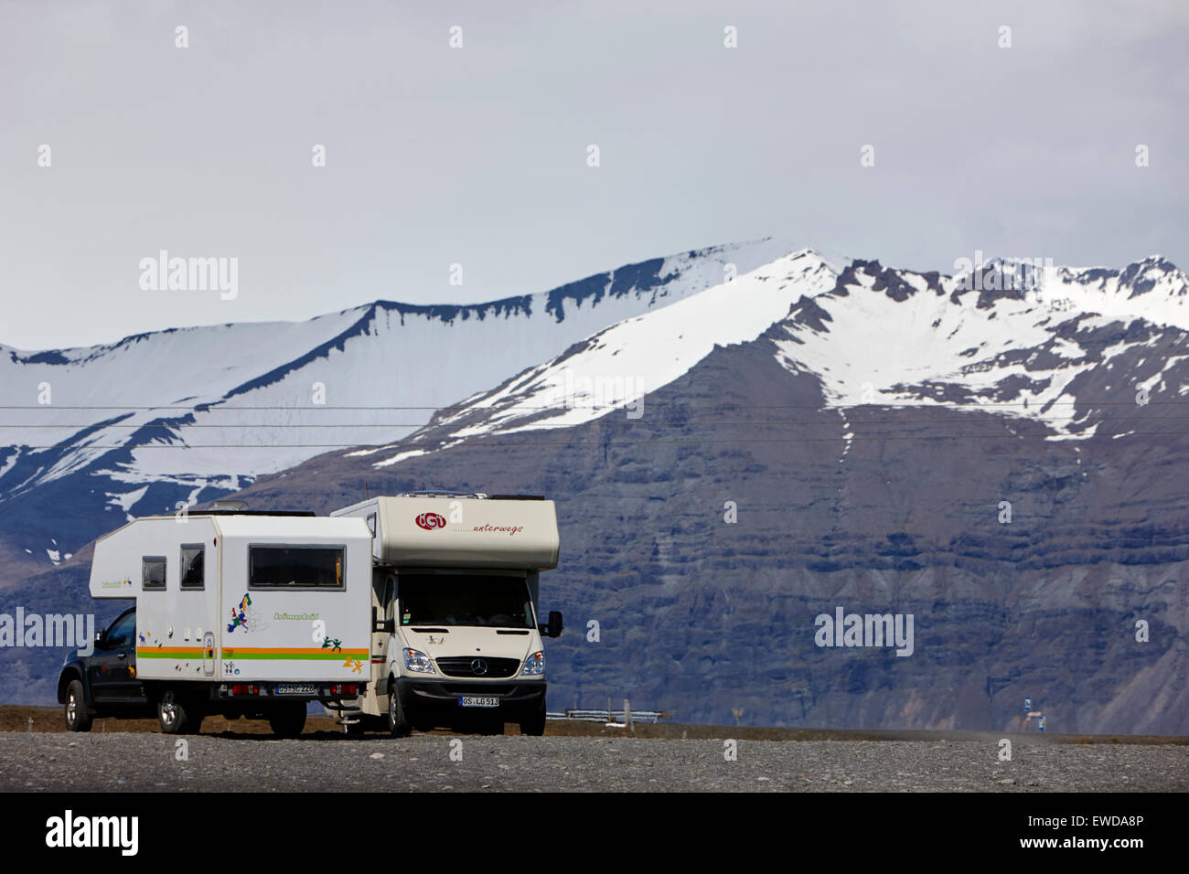 Camper parcheggiato a lato della strada sotto il ghiacciaio Breiðamerkurjökull Jokulsarlon Islanda Foto Stock