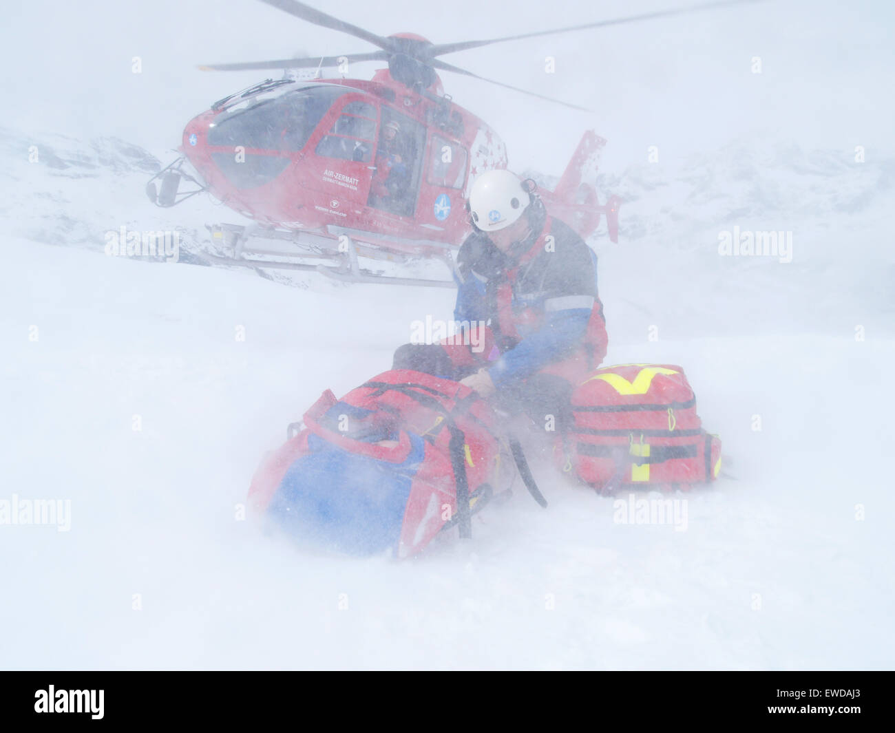 Il personale di soccorso è aiutare un ferito sciatore nell area sciistica di Zermatt nelle Alpi Svizzere. Il medico di emergenza protegge Foto Stock