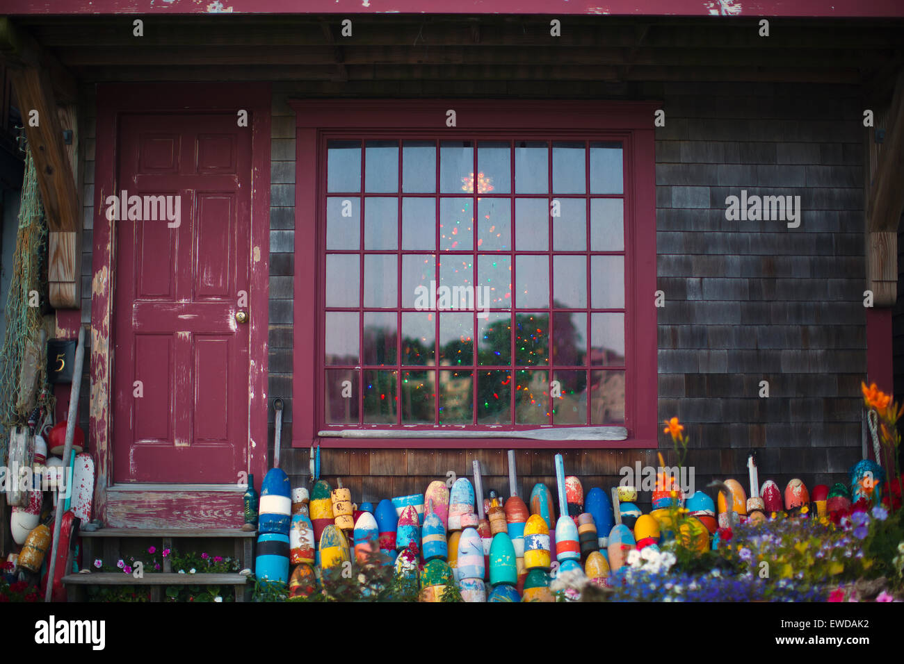 Boe appoggiarsi contro un fronch portico di una casa a Rockport, Massachusetts. Foto Stock