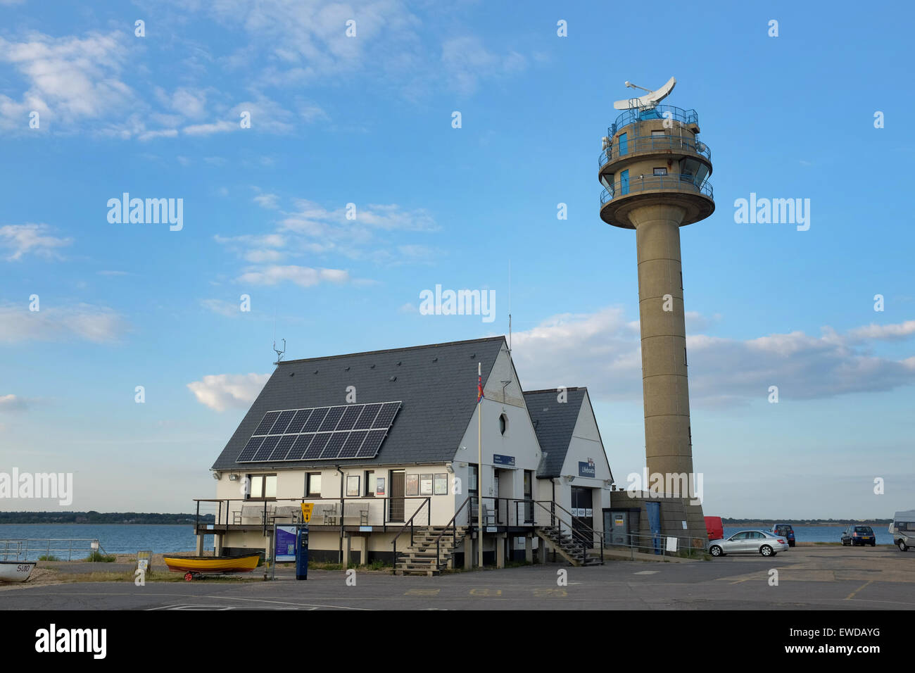 Calshot RNLI stazione scialuppa di salvataggio e la torre di guardia costiera a Calshot vicino a Southampton Foto Stock