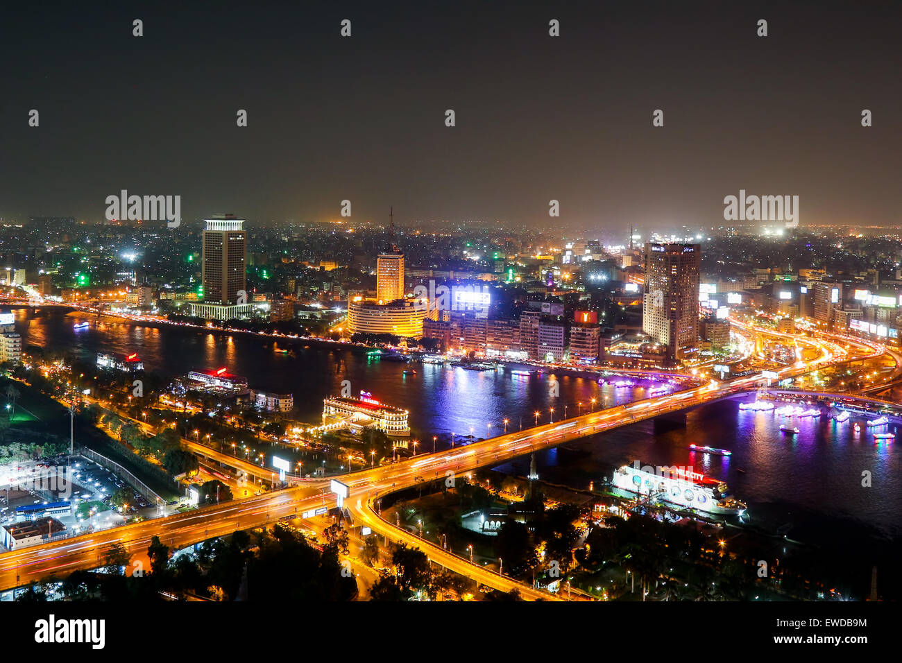 Affacciato sulla città del Cairo di notte. Foto Stock