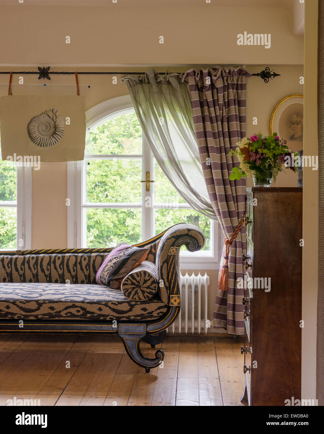 Regency chaise longue rivestita in stampa ikat mostrando da Etreo Foto Stock