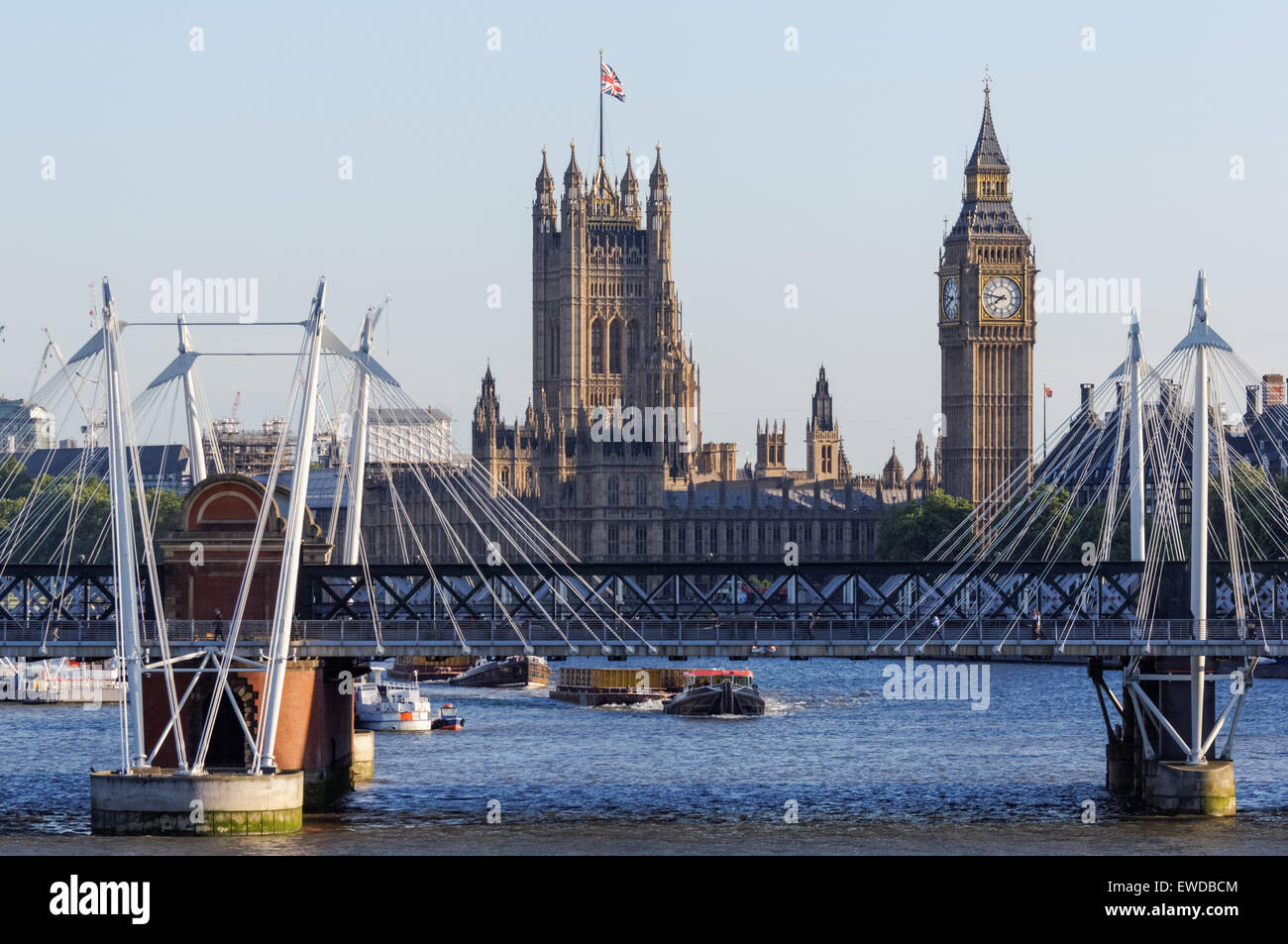 Il fiume Tamigi, il Big Ben e le Camere del Parlamento, Londra England Regno Unito Regno Unito Foto Stock